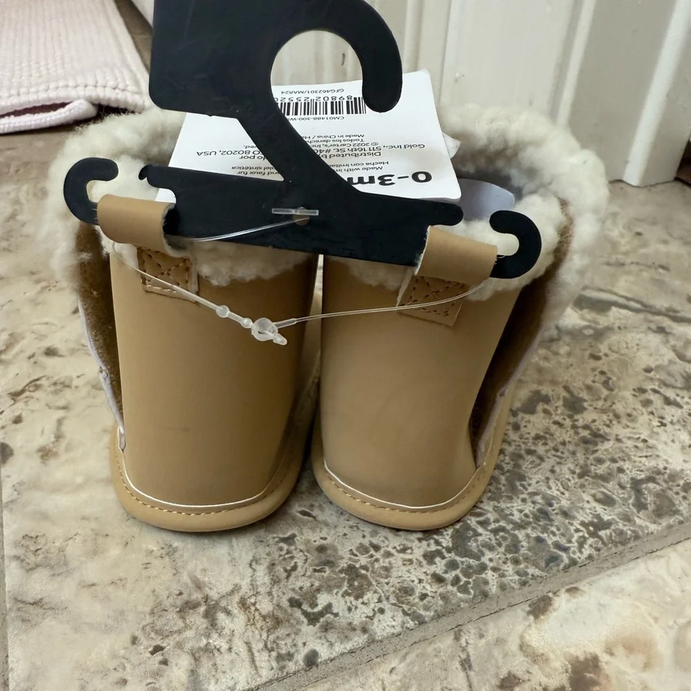 NWT size 0-3 months CartersTan Faux Fur Lined Boots